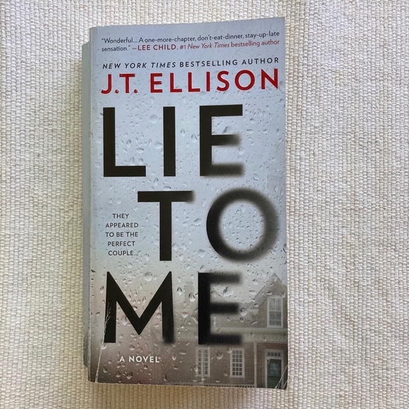 Lie To Me J. T. ELLISON Paperback Book - Picture 1 of 3